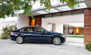 
Vue de profil de la version 'Luxury Line' de la BMW Srie 3 F30.
 